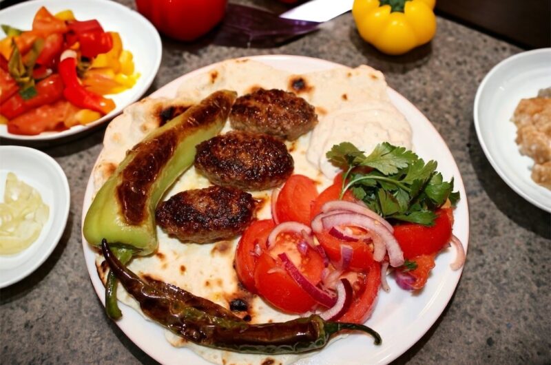 Kofte, czyli kotleciki z mielonego mięsa jagnięcego i wołowego z dodatkiem aromatycznych przypraw i warzyw.