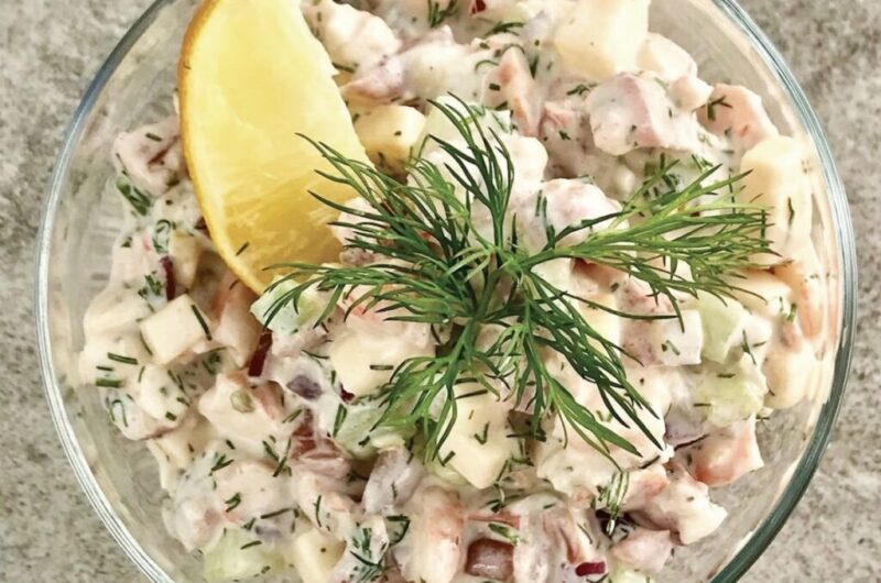 Koktajl z krewetek z dodatkiem świeżego ogórka, pomidora, czerwonej cebuli i żółtego sera połączone sosem z jogurtu greckiego i majonezu.