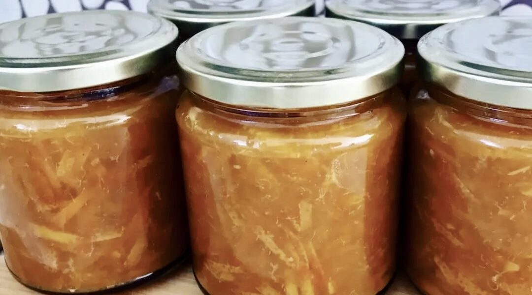 Konfitura z miąższu pomarańczy i obgotowanych siekanych skórek pomarańczy z dodatkiem cukru i soku z cytryny.