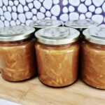 Konfitura z miąższu pomarańczy i obgotowanych siekanych skórek pomarańczy z dodatkiem cukru i soku z cytryny.