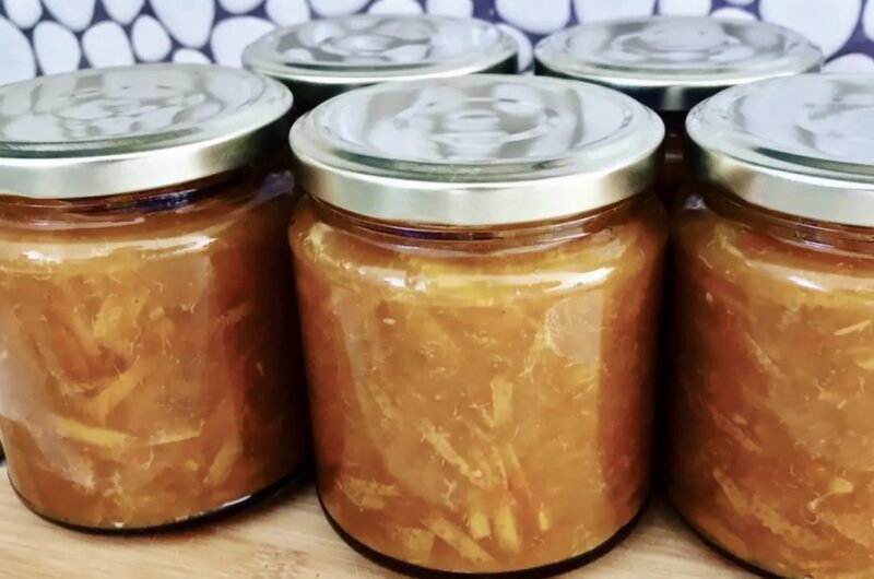 Konfitura z miąższu pomarańczy i obgotowanych siekanych skórek pomarańczy z dodatkiem cukru i soku z cytryny.