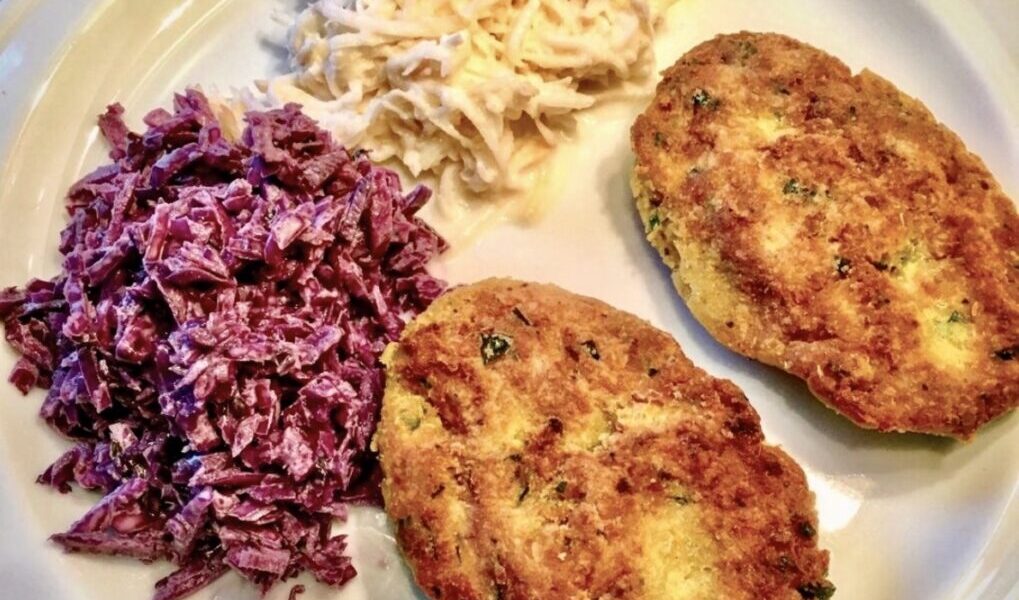 Kotlety z soczewicy czerwonej gotowanej z dodatkiem aromatycznych przypraw oraz startej marchewki, smażone i podane z surówkami.