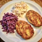 Kotlety z soczewicy czerwonej gotowanej z dodatkiem aromatycznych przypraw oraz startej marchewki, smażone i podane z surówkami.