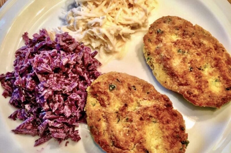 Kotlety z soczewicy czerwonej gotowanej z dodatkiem aromatycznych przypraw oraz startej marchewki, smażone i podane z surówkami.