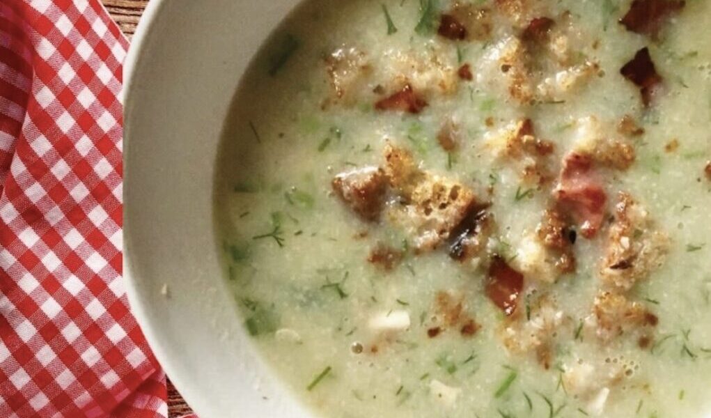 Krem z kalafiora, czyli zupa na bazie bulionu drobiowego z kalafiorem i ziemniakami, po ugotowaniu miksowana i podana z grzankami z szynką.