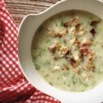 Krem z kalafiora, czyli zupa na bazie bulionu drobiowego z kalafiorem i ziemniakami, po ugotowaniu miksowana i podana z grzankami z szynką.