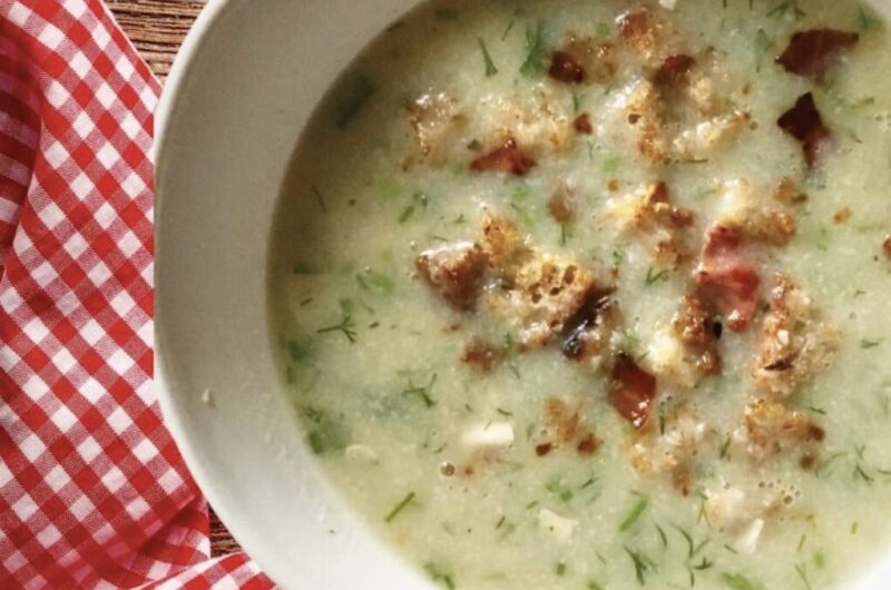 Krem z kalafiora, czyli zupa na bazie bulionu drobiowego z kalafiorem i ziemniakami, po ugotowaniu miksowana i podana z grzankami z szynką.