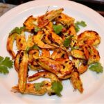 Krewetki marynowane w jogurcie z dodatkiem czosnku, chili, kolendry i kurkumy, a następnie grillowane na ruszcie.