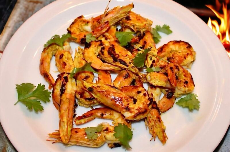 Krewetki marynowane w jogurcie z dodatkiem czosnku, chili, kolendry i kurkumy, a następnie grillowane na ruszcie.