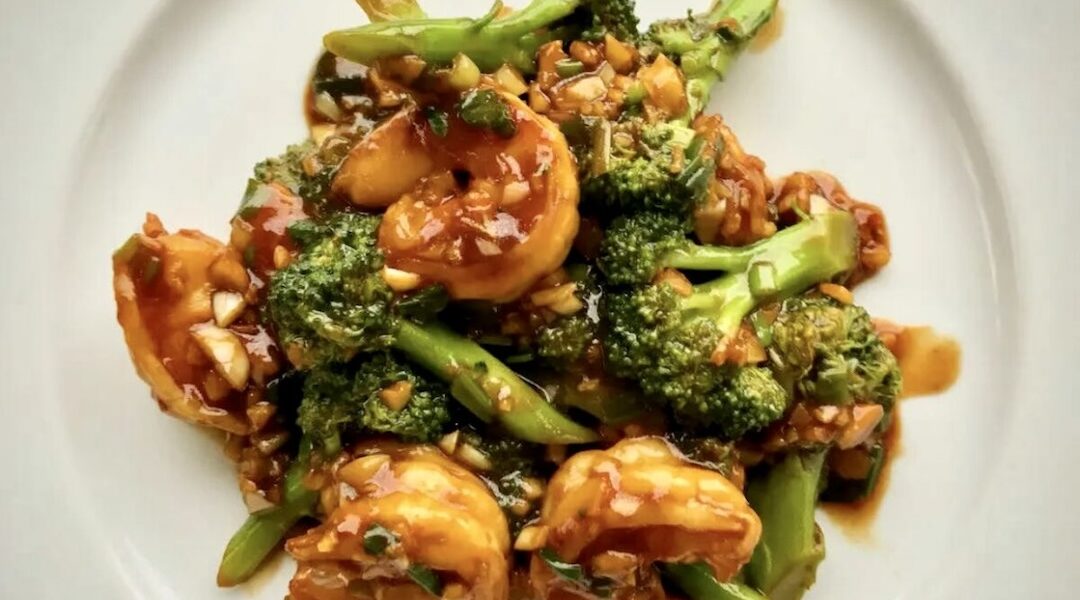 Krewetki z brokułem podane z wyrazistym w smaku sosem czosnkowym to prawdziwa petarda smakowa. To danie przygotujesz błyskawicznie, ale pamiętaj aby krewetki były jak najświeższe.