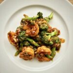 Krewetki z brokułem podane z wyrazistym w smaku sosem czosnkowym to prawdziwa petarda smakowa. To danie przygotujesz błyskawicznie, ale pamiętaj aby krewetki były jak najświeższe.