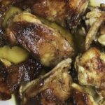 Królik w oliwie duszony to chyba najprostszy sposób na przygotowanie tego delikatnego i chudego mięsa. Kawałki królika należy smażyć na mocnym ogniu na oliwie, a następnie dusić pod przykryciem na bardzo wolnym ogniu do miękkości mięsa.