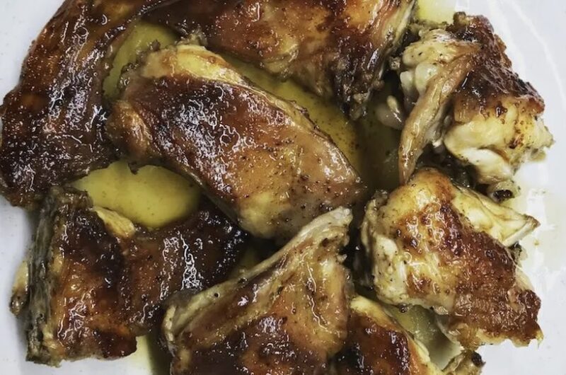 Królik w oliwie duszony to chyba najprostszy sposób na przygotowanie tego delikatnego i chudego mięsa. Kawałki królika należy smażyć na mocnym ogniu na oliwie, a następnie dusić pod przykryciem na bardzo wolnym ogniu do miękkości mięsa.