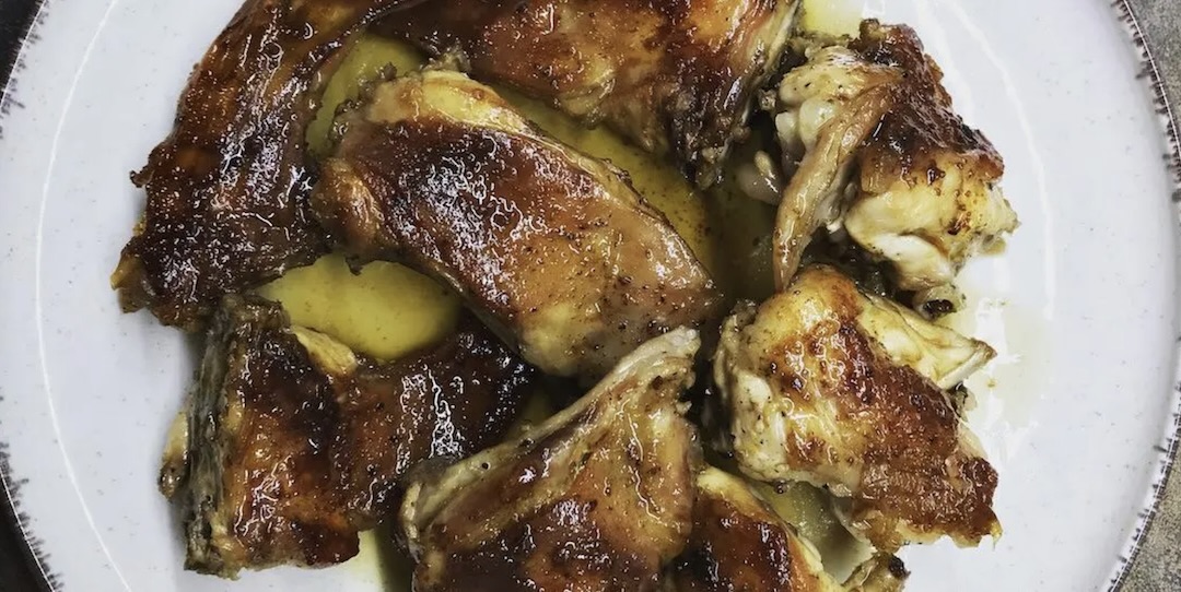 Królik w oliwie duszony to chyba najprostszy sposób na przygotowanie tego delikatnego i chudego mięsa. Kawałki królika należy smażyć na mocnym ogniu na oliwie, a następnie dusić pod przykryciem na bardzo wolnym ogniu do miękkości mięsa.