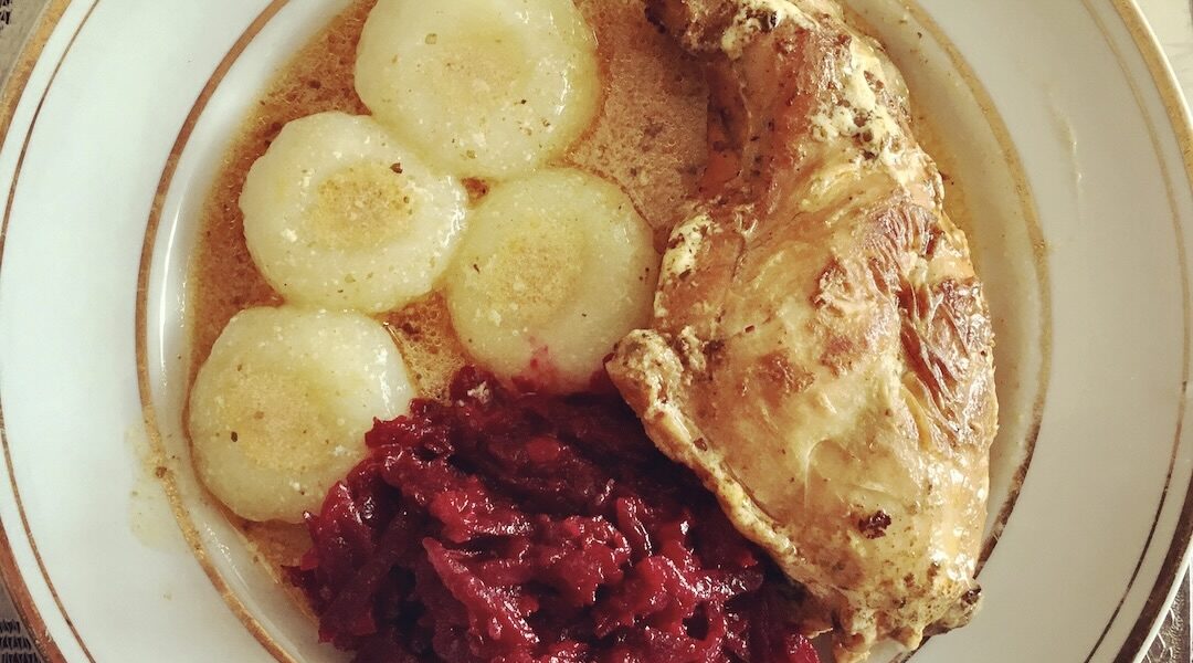 Królik w sosie śmietanowym czyli kawałki królika marynowane w kefirze, a następnie duszone w sosie własnym na koniec doprawione kwaśną śmietaną.