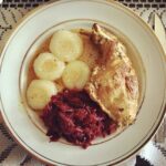 Królik w sosie śmietanowym czyli kawałki królika marynowane w kefirze, a następnie duszone w sosie własnym na koniec doprawione kwaśną śmietaną.