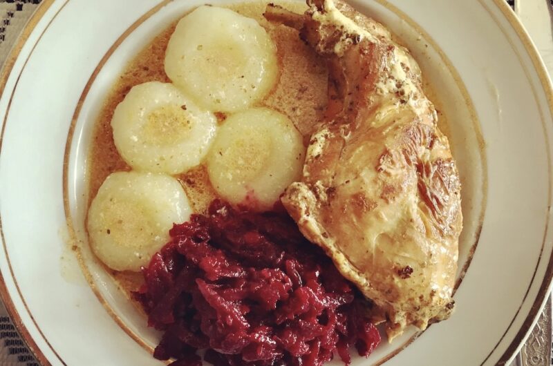 Królik w sosie śmietanowym czyli kawałki królika marynowane w kefirze, a następnie duszone w sosie własnym na koniec doprawione kwaśną śmietaną.