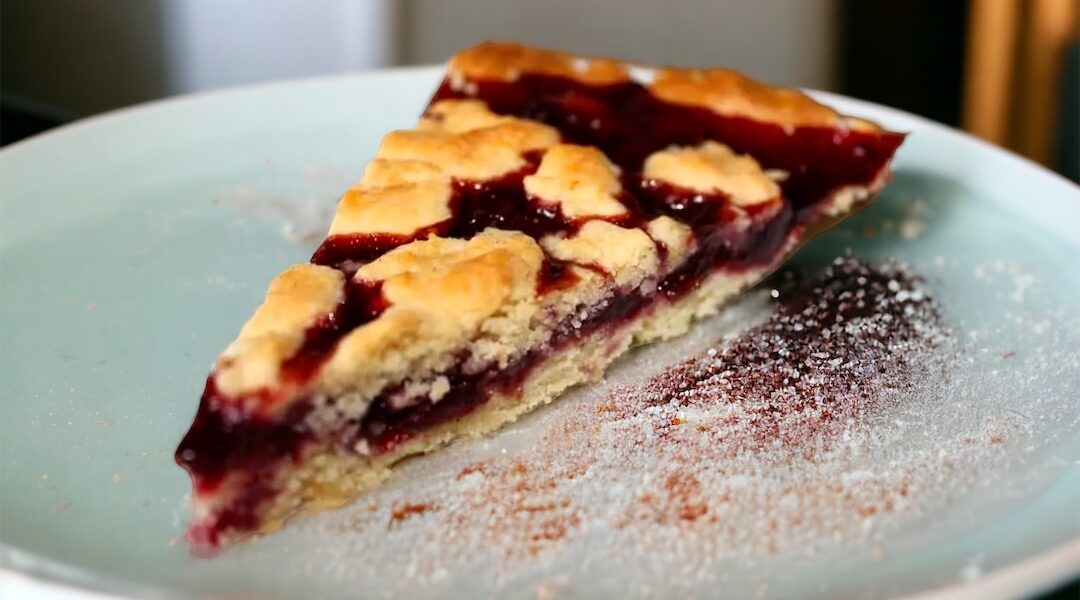 Szybkie kruche ciasto z dżemem z kawałkami owoców leśnych pieczone w formie z tarty. To bardzo popularne włoskie ciasto o nazwie crostata.