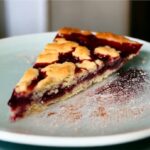 Szybkie kruche ciasto z dżemem z kawałkami owoców leśnych pieczone w formie z tarty. To bardzo popularne włoskie ciasto o nazwie crostata.