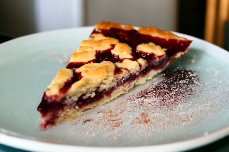 Szybkie kruche ciasto z dżemem z kawałkami owoców leśnych pieczone w formie z tarty. To bardzo popularne włoskie ciasto o nazwie crostata.