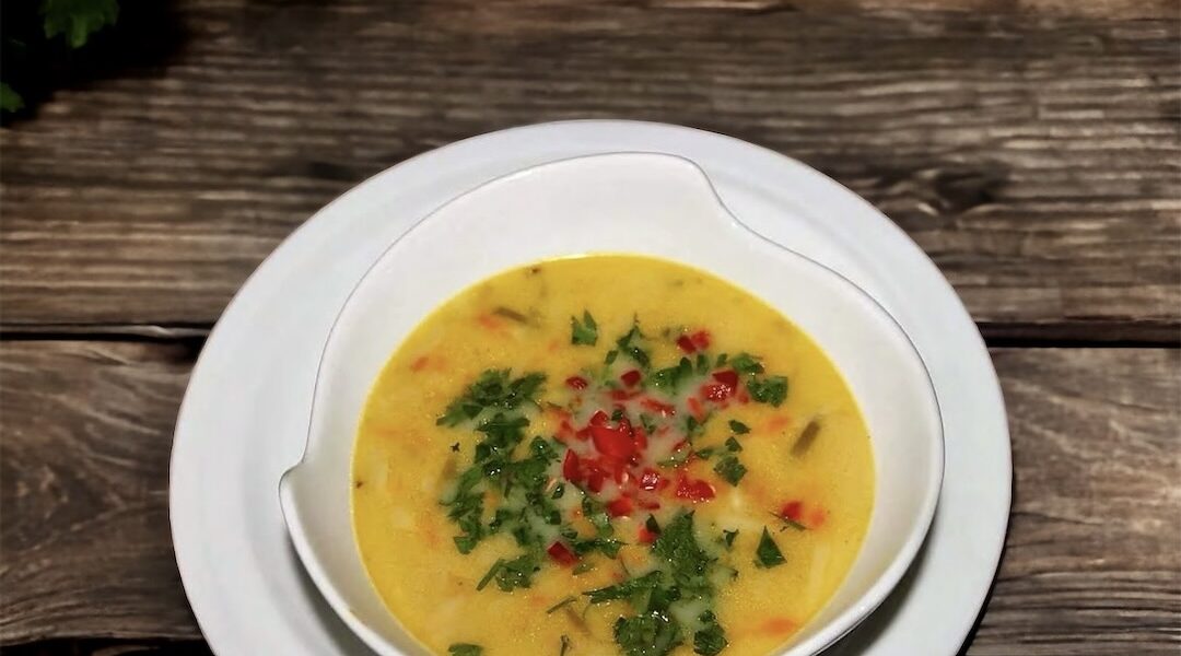 Krupnik na maśle to zupa z przesmażonych na maśle startych warzyw z dodatkiem kaszy jęczmiennej i kwaśnej śmietany.