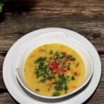 Krupnik na maśle to zupa z przesmażonych na maśle startych warzyw z dodatkiem kaszy jęczmiennej i kwaśnej śmietany.