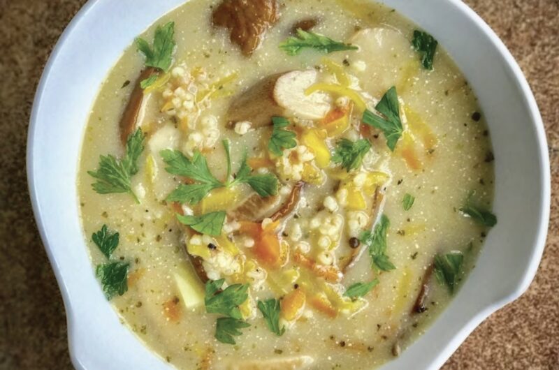 Krupnik z grzybami leśnymi to zupa na bazie bulionu drobiowego z dodatkiem warzyw, kaszy jęczmiennej oraz świeżych grzybów smażonych na maśle, doprawiona kwaśną śmietaną.