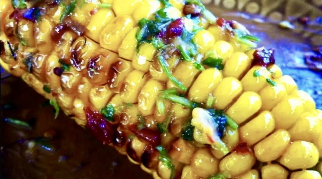 Kukurydza z grilla, czyli kukurydza gotowana, a następnie grillowana i podana z masłem czosnkowym z dodatkiem świeżej kolendry i papryczki chipotle.