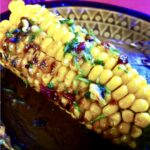 Kukurydza z grilla, czyli kukurydza gotowana, a następnie grillowana i podana z masłem czosnkowym z dodatkiem świeżej kolendry i papryczki chipotle.