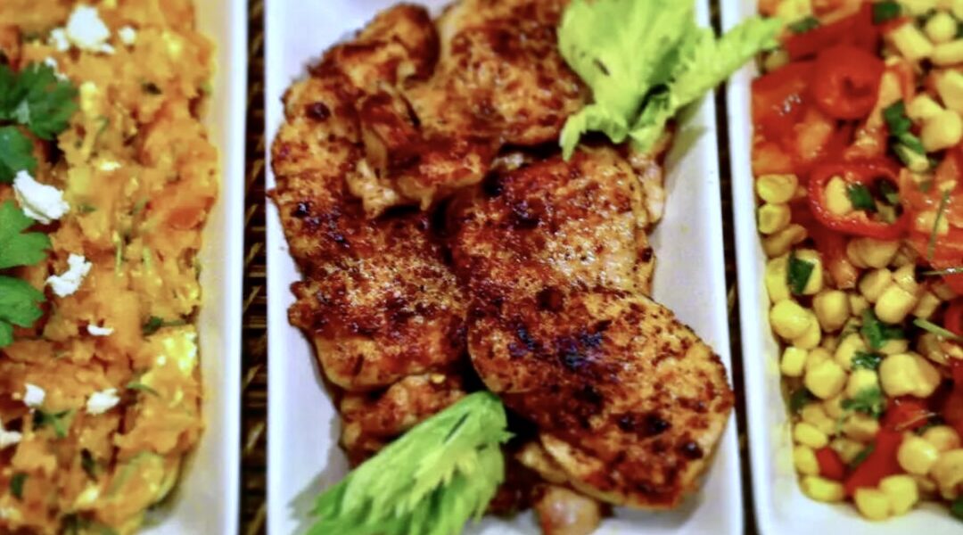 Kurczak TexMex czyli kawałki kurczaka smażone w przyprawie meksykańskiej podane z puree z batata i sera feta z dodatkiem kolendry.