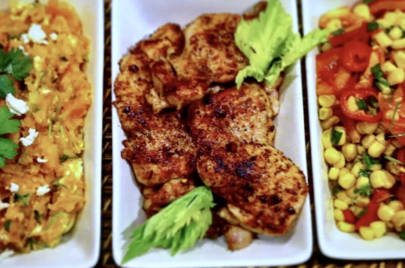 Kurczak TexMex czyli kawałki kurczaka smażone w przyprawie meksykańskiej podane z puree z batata i sera feta z dodatkiem kolendry.