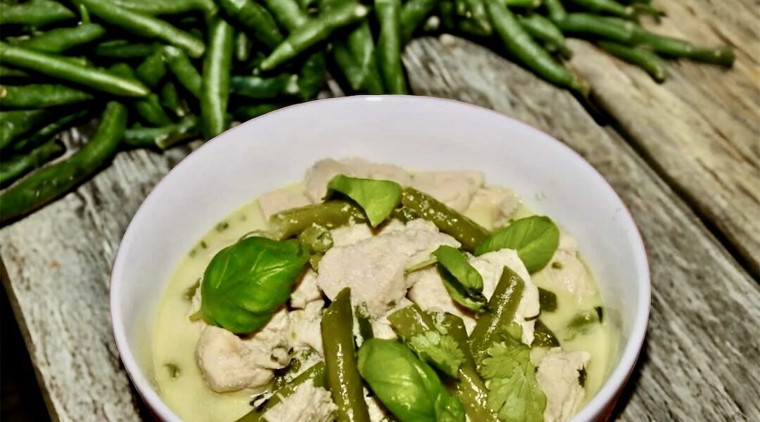 Kurczak w curry na zielono to łatwe curry z kurczaka przyrządzone na zielonej paście curry i mleczku kokosowym z dodatkiem zielonej fasolki szparagowej i świeżej kolendry.