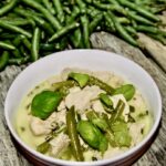 Kurczak w curry na zielono to łatwe curry z kurczaka przyrządzone na zielonej paście curry i mleczku kokosowym z dodatkiem zielonej fasolki szparagowej i świeżej kolendry.