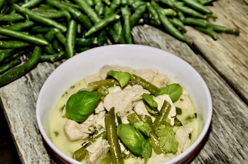 Kurczak w curry na zielono to łatwe curry z kurczaka przyrządzone na zielonej paście curry i mleczku kokosowym z dodatkiem zielonej fasolki szparagowej i świeżej kolendry.