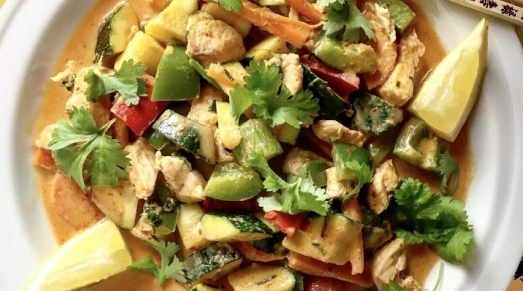 Kurczak w sosie curry z warzywam, czyli kawałki piersi kurczaka smażone w paście curry, a następnie duszone w mleczku kokosowym z dodatkiem krojonych i przesmażonych wcześniej warzyw.