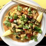 Kurczak w sosie curry z warzywam, czyli kawałki piersi kurczaka smażone w paście curry, a następnie duszone w mleczku kokosowym z dodatkiem krojonych i przesmażonych wcześniej warzyw.