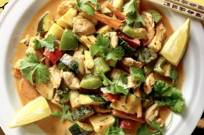 Kurczak w sosie curry z warzywam, czyli kawałki piersi kurczaka smażone w paście curry, a następnie duszone w mleczku kokosowym z dodatkiem krojonych i przesmażonych wcześniej warzyw.