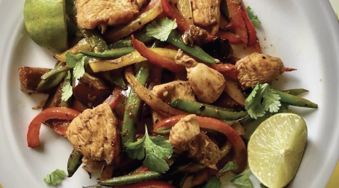 Kurczak w sosie hoisin to krojona pierś kurczaka marynowana w sosie hoisin, a następnie zmieszana z krojonymi i przesmażonymi paprykami, bakłażanem i groszkiem cukrowym.