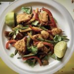 Kurczak w sosie hoisin to krojona pierś kurczaka marynowana w sosie hoisin, a następnie zmieszana z krojonymi i przesmażonymi paprykami, bakłażanem i groszkiem cukrowym.