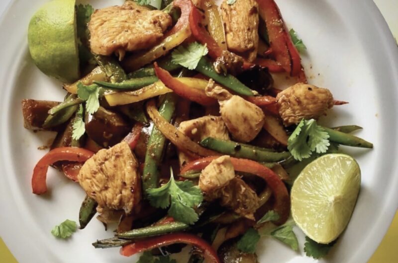 Kurczak w sosie hoisin to krojona pierś kurczaka marynowana w sosie hoisin, a następnie zmieszana z krojonymi i przesmażonymi paprykami, bakłażanem i groszkiem cukrowym.