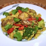 Kurczak w żółtym curry to kawałki kurczaka smażone w aromatycznych przyprawach, następnie duszone z ryżem w mleczku kokosowym z dodatkiem różyczek brokuła.