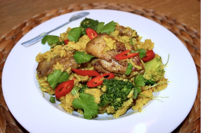 Kurczak w żółtym curry to kawałki kurczaka smażone w aromatycznych przyprawach, następnie duszone z ryżem w mleczku kokosowym z dodatkiem różyczek brokuła.