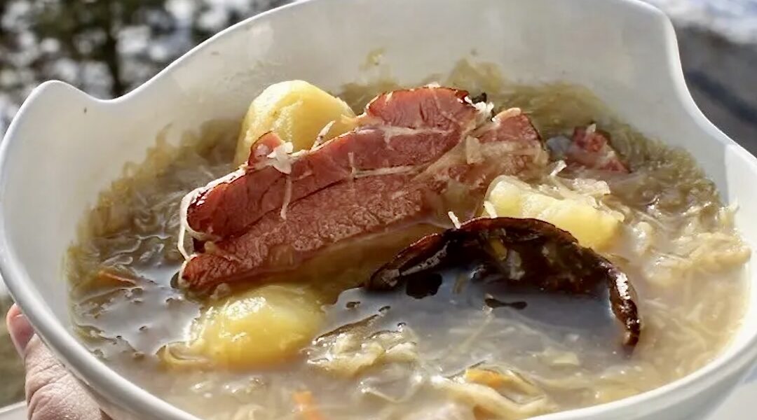 Kwaśnica to tradycyjna góralska zupa z Polski południowej. Tę zupę przygotowuje się na żeberku wędzonym i gotuje z dodatkiem kapusty kiszonej, z odpowiednimi przyprawami i koniecznie wzbogaca o kwas z kiszenia kapusty.