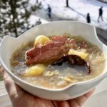 Kwaśnica to tradycyjna góralska zupa z Polski południowej. Tę zupę przygotowuje się na żeberku wędzonym i gotuje z dodatkiem kapusty kiszonej, z odpowiednimi przyprawami i koniecznie wzbogaca o kwas z kiszenia kapusty.