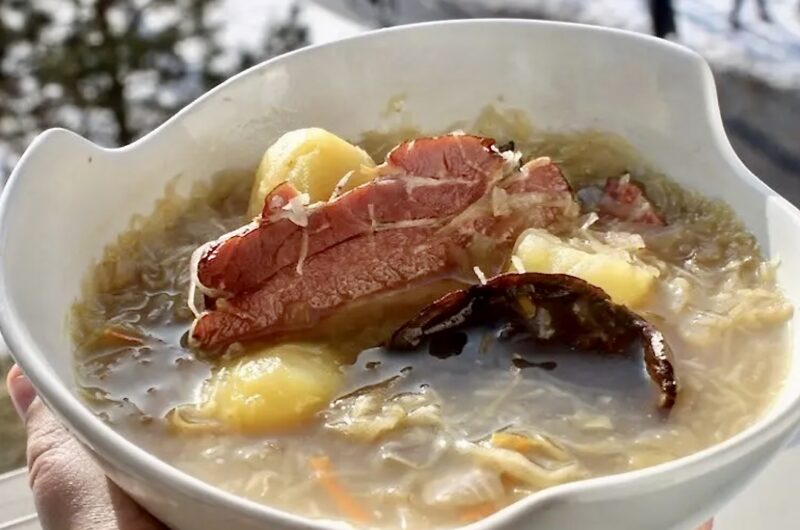 Kwaśnica to tradycyjna góralska zupa z Polski południowej. Tę zupę przygotowuje się na żeberku wędzonym i gotuje z dodatkiem kapusty kiszonej, z odpowiednimi przyprawami i koniecznie wzbogaca o kwas z kiszenia kapusty.