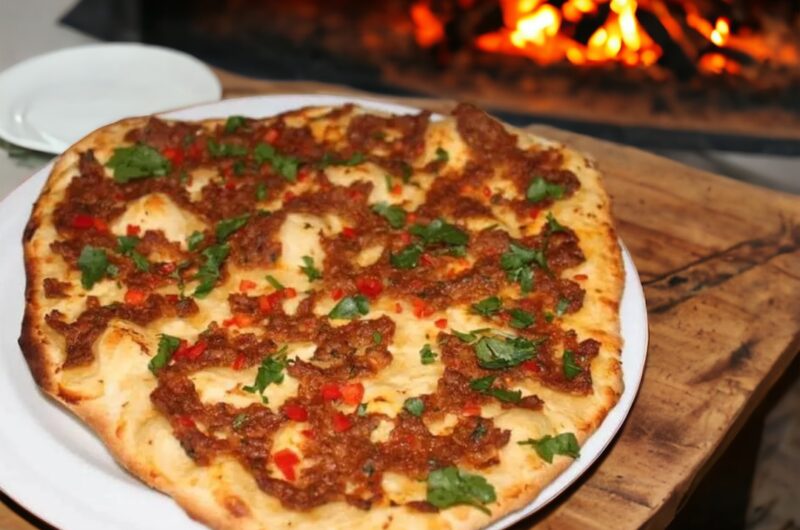 Lahmacun, czyli turecka pizza wypełniona mielonym duszonym mięsem z przyprawami oraz papryką i pomidorem.
