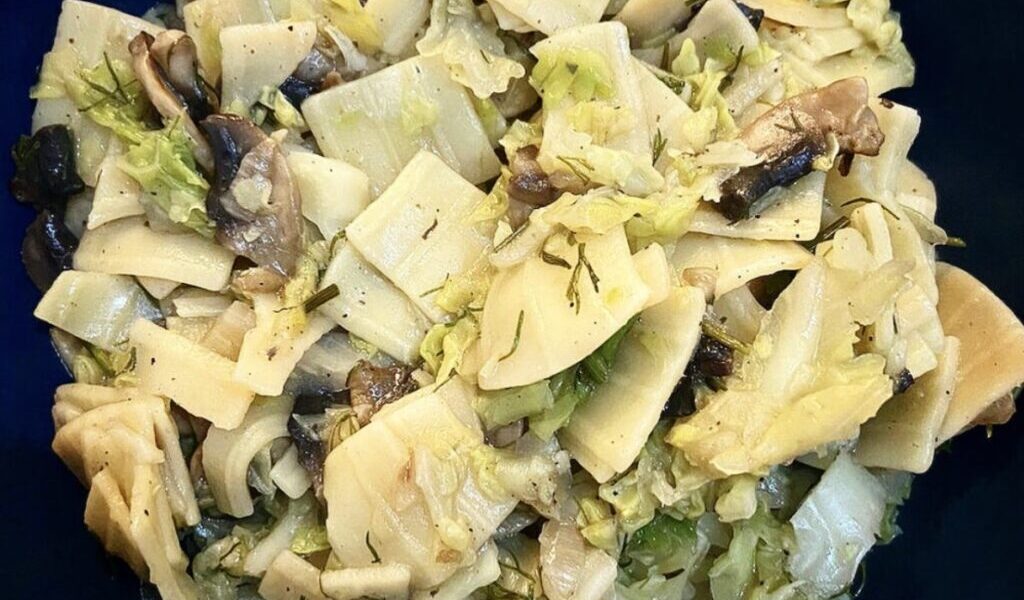 Łazanki z kapustą to sztandarowe danie mojego dzieciństwa. Gotowany makaron w kształcie małych płaskich kwadratów należy połączyć z krótko gotowaną siekaną białą kapustą i smażonymi z cebulą pieczarkami. Całość musi być dobrze doprawiona czarnym pieprzem.