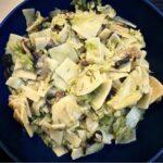 Łazanki z kapustą to sztandarowe danie mojego dzieciństwa. Gotowany makaron w kształcie małych płaskich kwadratów należy połączyć z krótko gotowaną siekaną białą kapustą i smażonymi z cebulą pieczarkami. Całość musi być dobrze doprawiona czarnym pieprzem.