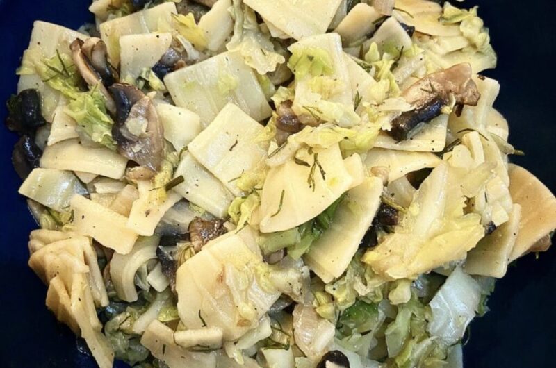 Łazanki z kapustą to sztandarowe danie mojego dzieciństwa. Gotowany makaron w kształcie małych płaskich kwadratów należy połączyć z krótko gotowaną siekaną białą kapustą i smażonymi z cebulą pieczarkami. Całość musi być dobrze doprawiona czarnym pieprzem.