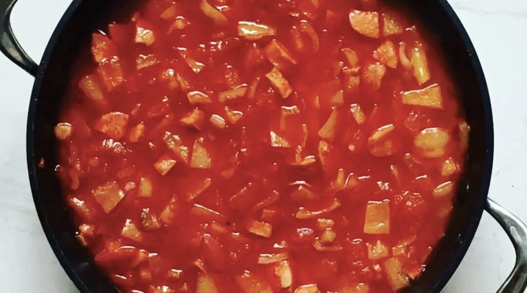 Prawdziwe leczo węgierskie przygotowane z krojonej białej papryki, cebuli, pomidorów i kiełbasy duszne z dodatkiem mielonej papryki.